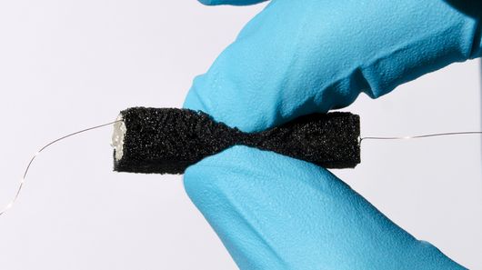 科学家用木质纤维素纳米纤维制成软质电池