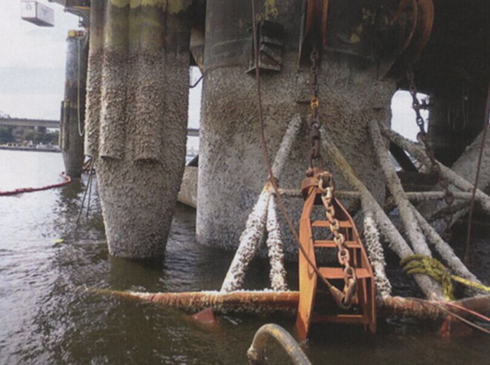 材料与测试:图：在一个半潜式海上平台的钢腿上有大面积宏观污损的迹象图。由AkzoNobel Marine & Protective Coatings公司提供。